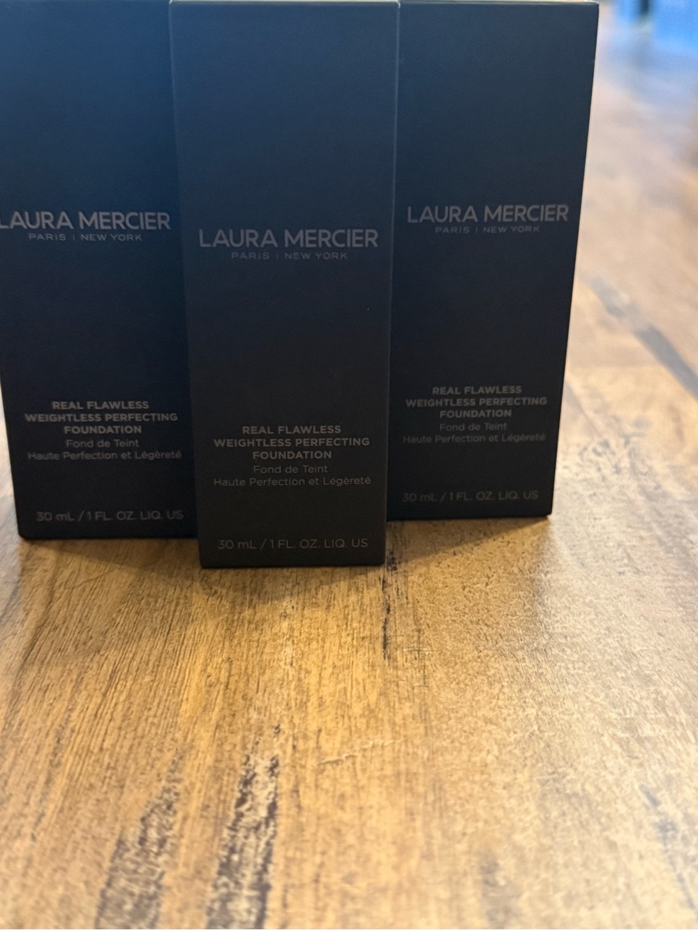 laura mercier Real Flawless Weightless Perfecting Foundation - Black Packaging